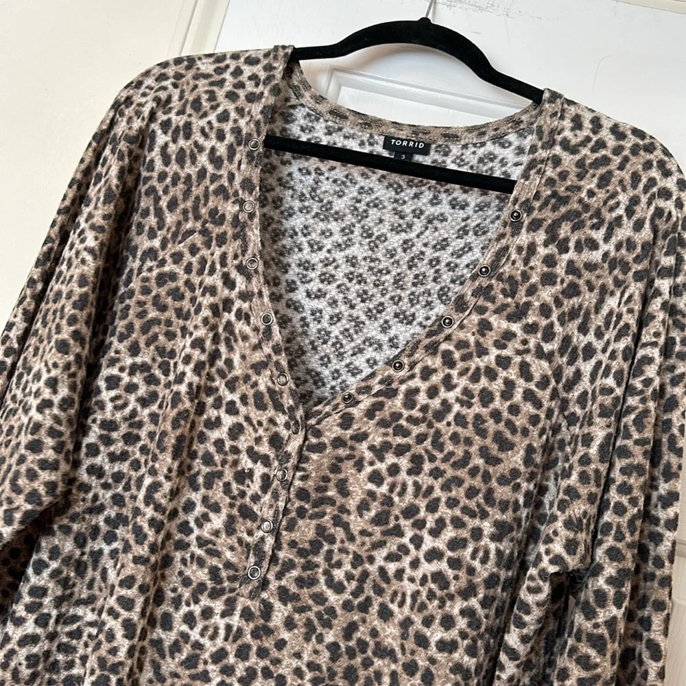Torrid Cheetah Print Thermal Top - Picture 3 of 7